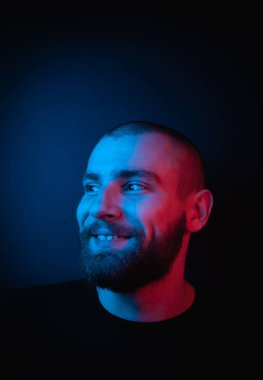 Sakallı, karizmatik bir hippinin portresi. Stok fotoğraf stüdyosu yakın plan karanlık arka plan portresi.