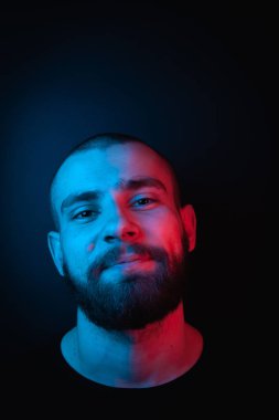 Sakallı, karizmatik bir hippinin portresi. Stok fotoğraf stüdyosu yakın plan karanlık arka plan portresi.