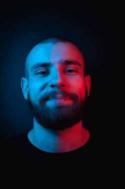 Sakallı, karizmatik bir hippinin portresi. Stok fotoğraf stüdyosu yakın plan karanlık arka plan portresi.