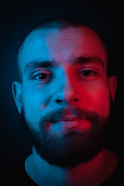 Sakallı, karizmatik bir hippinin portresi. Stok fotoğraf stüdyosu yakın plan karanlık arka plan portresi.