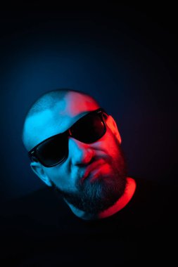 Neon tarzı vahşi bir portre. Sakallı, karizmatik bir adamın portresi..