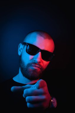 Neon tarzı vahşi bir portre. Sakallı, karizmatik bir adamın portresi..