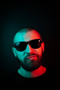 Neon tarzı vahşi bir portre. Sakallı, karizmatik bir adamın portresi..