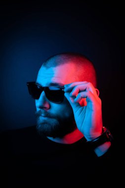 Neon tarzı vahşi bir portre. Sakallı, karizmatik bir adamın portresi..