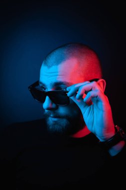 Neon tarzı vahşi bir portre. Sakallı, karizmatik bir adamın portresi..