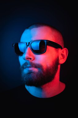 Neon tarzı vahşi bir portre. Sakallı, karizmatik bir adamın portresi..