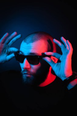 Neon tarzı vahşi bir portre. Sakallı, karizmatik bir adamın portresi..