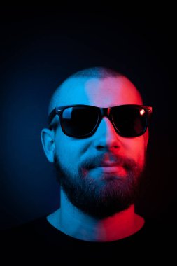 Neon tarzı vahşi bir portre. Sakallı, karizmatik bir adamın portresi..