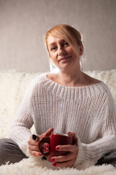 Retrato Uma Mulher Adulta Quarto Acolhedor Sofá Com Uma Xícara — Fotografia de Stock