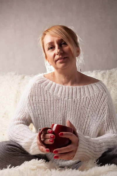 Retrato Uma Mulher Adulta Quarto Acolhedor Sofá Com Uma Xícara — Fotografia de Stock