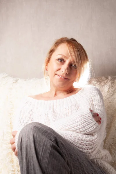 Beautiful Adult Woman Sitting Room Sofa Portrait Blonde Home — Stock Photo, Image