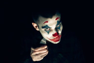 Şakacı bir adamın yakın plan portresi. Dehşet odasında makyaj malzemesi..