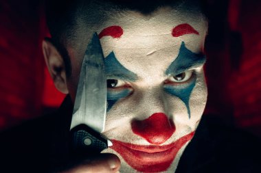 Şakacı bir adamın yakın plan portresi. Dehşet odasında makyaj malzemesi..