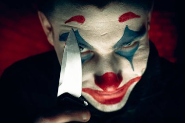 Şakacı bir adamın yakın plan portresi. Dehşet odasında makyaj malzemesi..