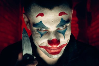 Şakacı bir adamın yakın plan portresi. Dehşet odasında makyaj malzemesi..