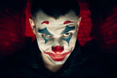 Şakacı bir adamın yakın plan portresi. Dehşet odasında makyaj malzemesi..