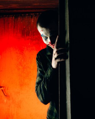 Şakacı bir adamın yakın plan portresi. Dehşet odasında makyaj malzemesi..