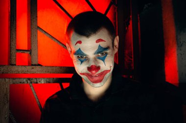 Şakacı bir adamın yakın plan portresi. Dehşet odasında makyaj malzemesi..