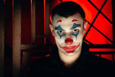 Şakacı bir adamın yakın plan portresi. Dehşet odasında makyaj malzemesi..