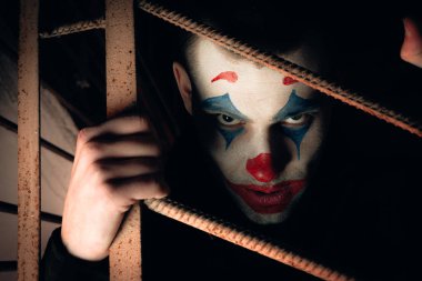 Şakacı bir adamın yakın plan portresi. Dehşet odasında makyaj malzemesi..