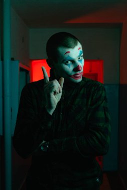 Şakacı bir adamın yakın plan portresi. Dehşet odasında makyaj malzemesi..