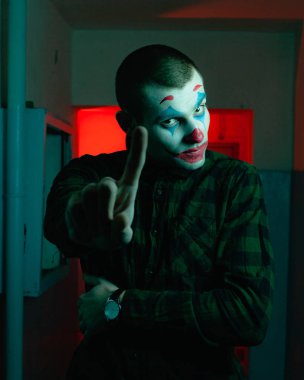 Şakacı bir adamın yakın plan portresi. Dehşet odasında makyaj malzemesi..