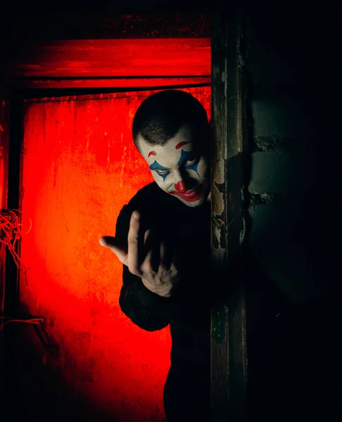 Retrato Perto Homem Brincalhão Foto Stock Joker Maquiagem Uma Sala — Fotografia de Stock