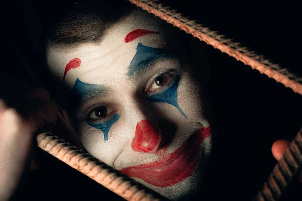 Şakacı Bir Adamın Yakın Plan Portresi Dehşet Odasında Makyaj Malzemesi — Stok fotoğraf