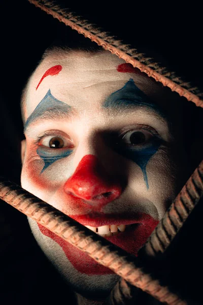 Retrato Cerca Hombre Bromista Stock Foto Maquillaje Joker Una Sala — Foto de Stock