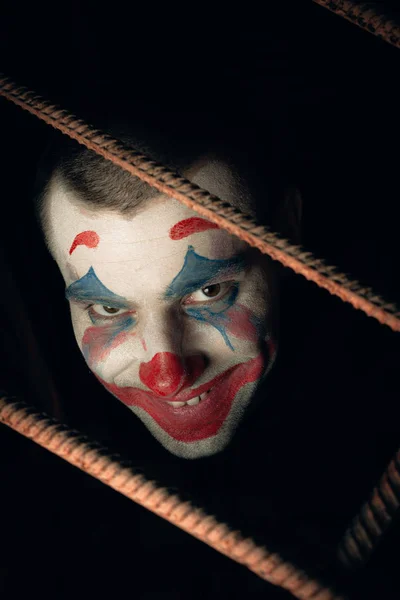 一个开玩笑的男人的特写 在恐怖房间里摆照片的小丑 — 图库照片