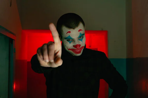 Retrato Perto Homem Brincalhão Foto Stock Joker Maquiagem Uma Sala — Fotografia de Stock