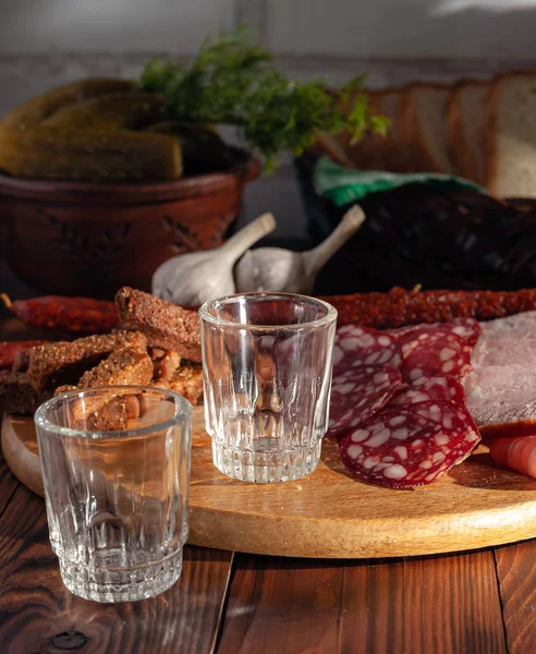 Traditionelles Getränk Wodka Gläsern Mit Einem Snack Form Von Aufschnitt — Stockfoto