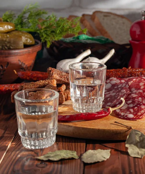 Traditionelles Getränk Wodka Gläsern Mit Einem Snack Form Von Aufschnitt — Stockfoto