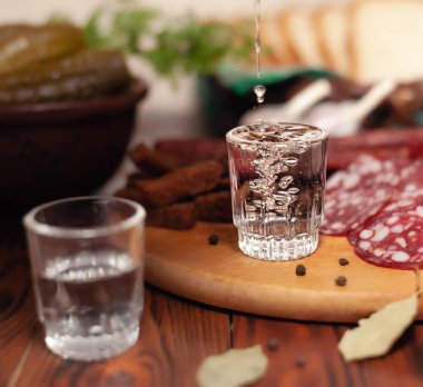 Geleneksel votka bardakta, salatalık, salatalık ve koruma şeklinde aperatif olarak. Rus bayramı ulusal masası.