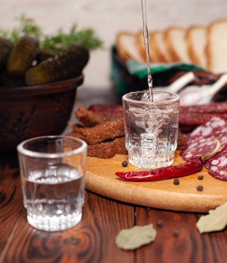 Geleneksel votka bardakta, salatalık, salatalık ve koruma şeklinde aperatif olarak. Rus bayramı ulusal masası.