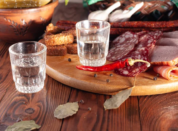 Bebida Tradicional Vodka Vasos Con Aperitivo Forma Embutidos Tocino Pepinos —  Fotos de Stock