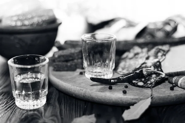 Bebida Tradicional Vodka Vasos Con Aperitivo Forma Embutidos Tocino Pepinos — Foto de Stock