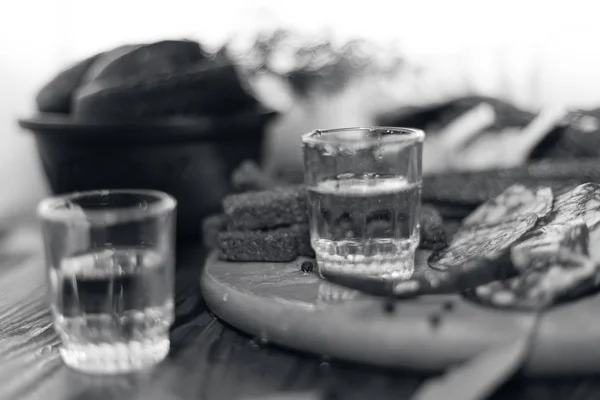 Bebida Tradicional Vodka Vasos Con Aperitivo Forma Embutidos Tocino Pepinos — Foto de Stock