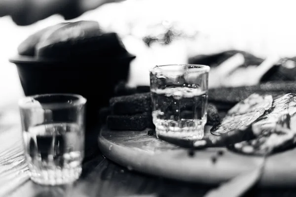 Παραδοσιακή Βότκα Ποτό Ποτήρια Ένα Σνακ Μορφή Αλλαντικών Και Μπέικον — Φωτογραφία Αρχείου