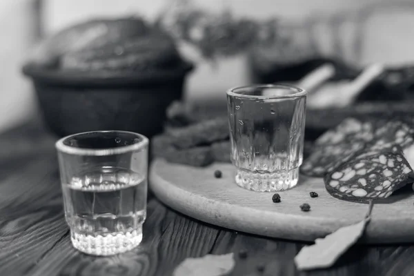 Bebida Tradicional Vodka Vasos Con Aperitivo Forma Embutidos Tocino Pepinos — Foto de Stock