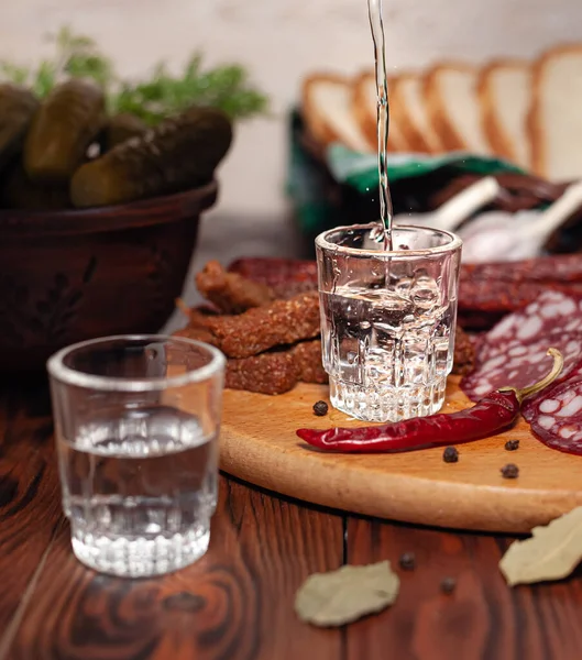 Bebida Tradicional Vodka Vasos Con Aperitivo Forma Embutidos Tocino Pepinos —  Fotos de Stock