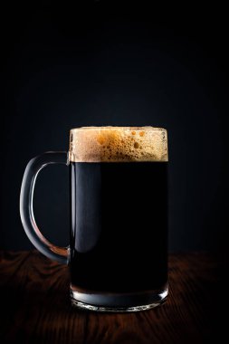 Siyah arka planda bir kupa siyah bira ya da kvass. Stok fotoğrafı.