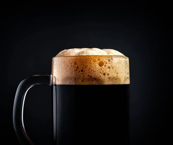 Mok Zwart Bier Kvass Een Zwarte Achtergrond Schuim Close Voorraadfoto — Stockfoto