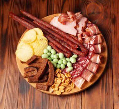 Bira ve alkol için ahşap bir tahtanın üzerinde atıştırmalıklar. Bir barda stok fotoğraf aperatifi.