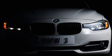Zaporizhia, Ukrayna, 8 Mart 2020. Bmw 328i, siyah arka planda beyaz araba..
