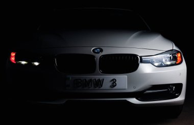 Zaporizhia, Ukrayna, 8 Mart 2020. Bmw 328i, siyah arka planda beyaz araba..