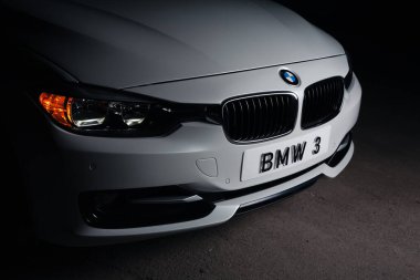 Zaporizhia, Ukrayna, 8 Mart 2020. Bmw 328i, siyah arka planda beyaz araba..