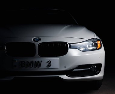 Zaporizhia, Ukrayna, 8 Mart 2020. Bmw 328i, siyah arka planda beyaz araba..