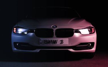 Zaporizhia, Ukrayna, 8 Mart 2020. Bmw 328i, siyah arka planda beyaz araba..
