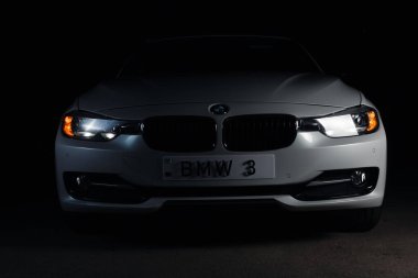 Zaporizhia, Ukrayna, 8 Mart 2020. Bmw 328i, siyah arka planda beyaz araba..